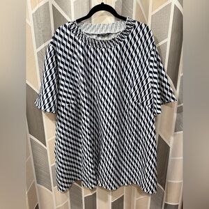 BloomChic Navy and White Wavy Stripe Short Sleeve Top